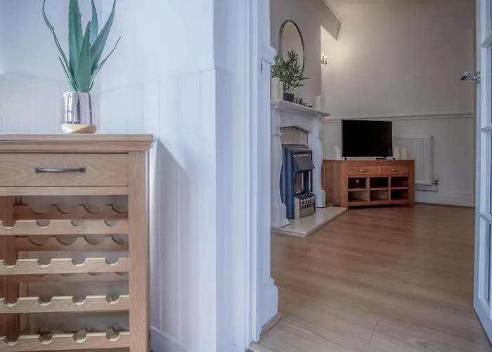 Ivy Cellar - 2 Bedroom Apartment - Tenby