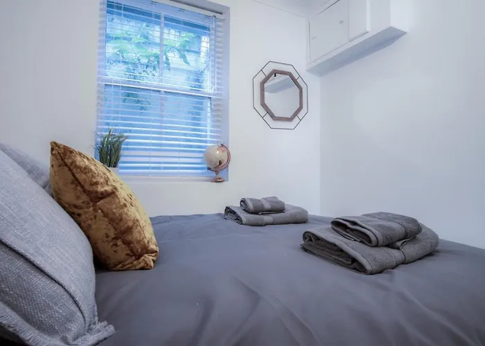 Ivy Cellar - 2 Bedroom Apartment - Tenby