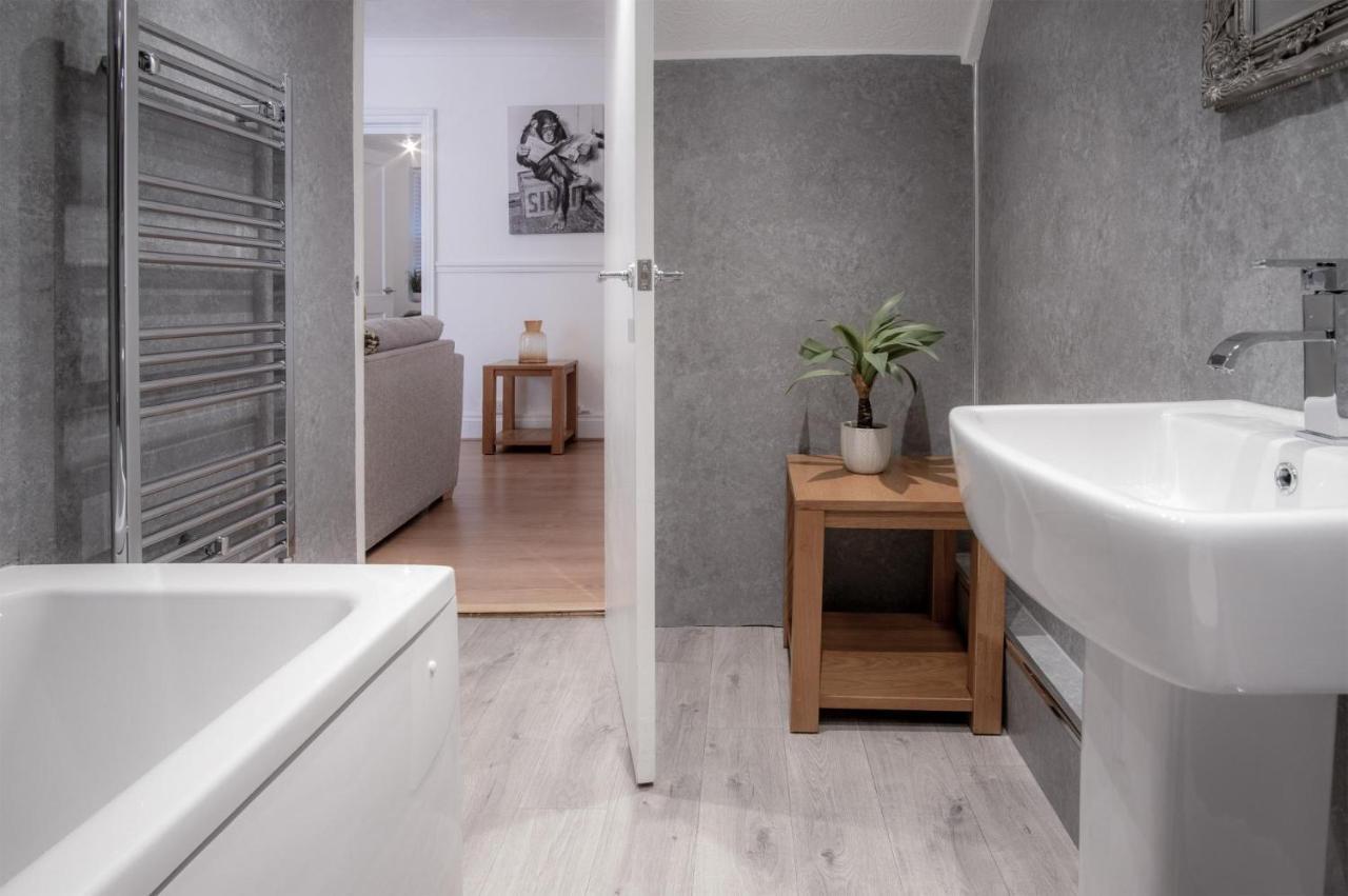 Ivy Cellar - 2 Bedroom - Apartment Tenby